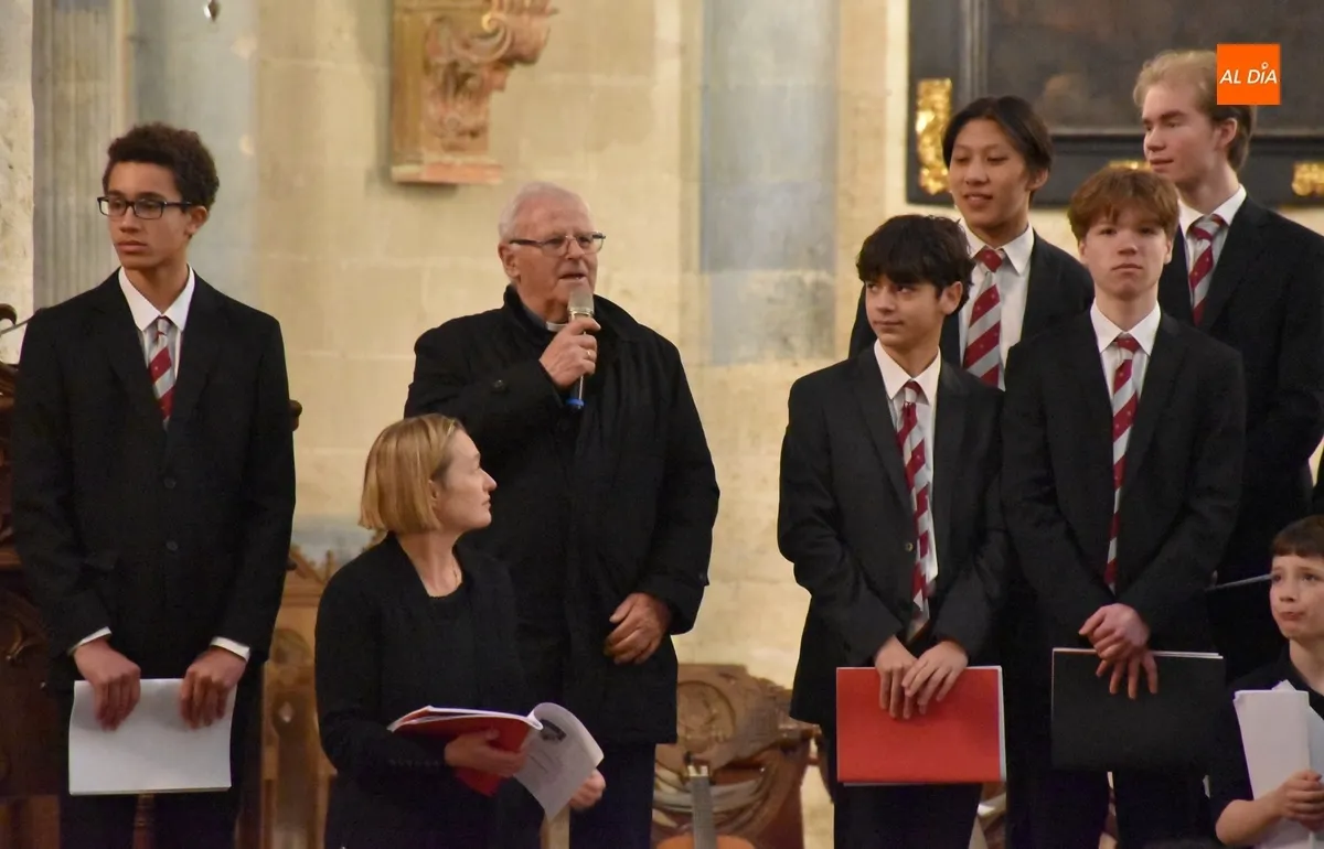 Foto 4 - Los ni&ntilde;os y j&oacute;venes del Coro y Orquesta del Radley College ingl&eacute;s encandilan en la Catedral mirobrigense