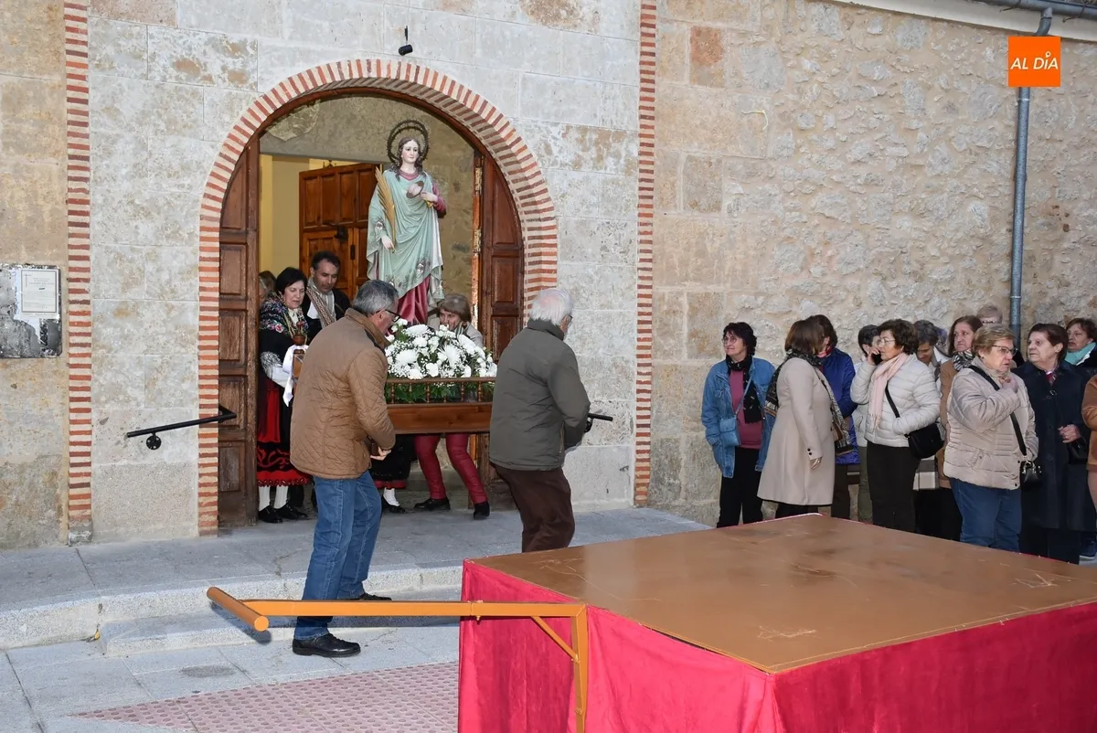 Foto 2 - Santa &Aacute;gueda procesiona por el Arrabal del Puente con vivas a las mujeres por parte de sus vecinos