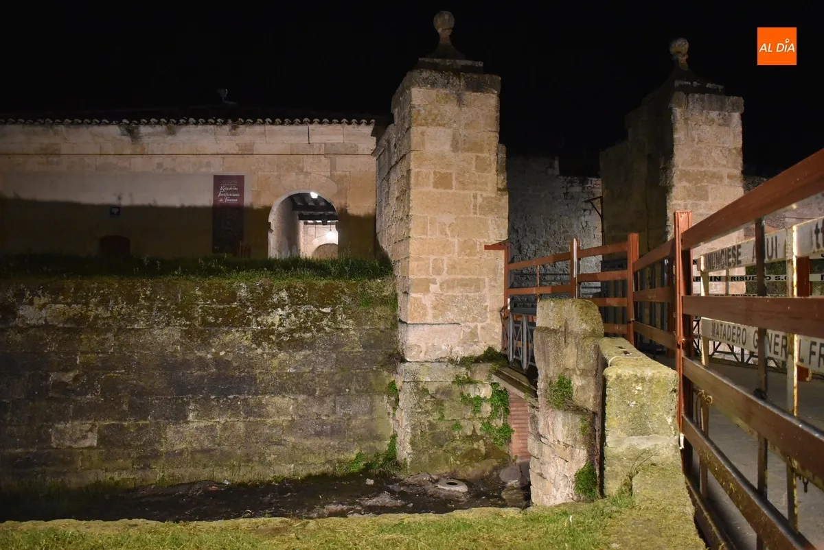 Foto 2 - El tramo entre las Puertas de Amayuelas y de La Colada empieza a lucir su nueva iluminaci&oacute;n art&iacute;stica