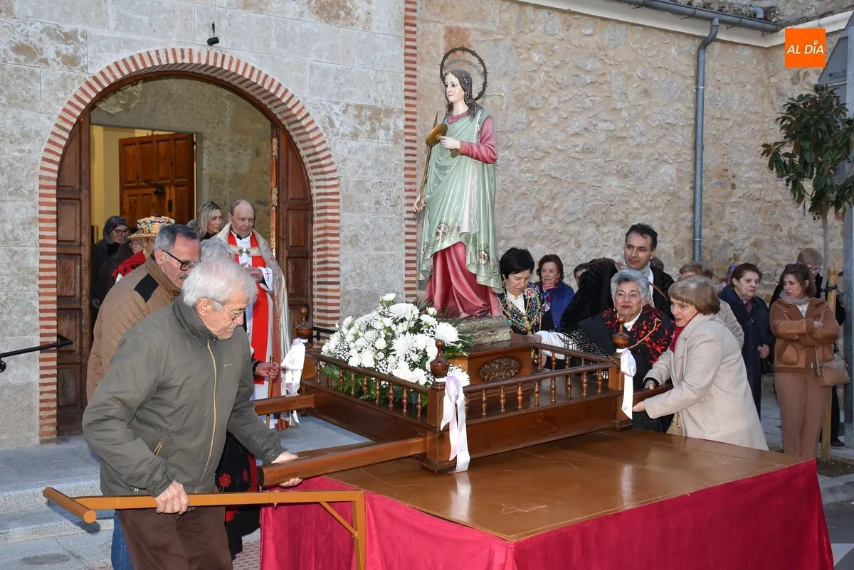 Foto 3 - Santa &Aacute;gueda procesiona por el Arrabal del Puente con vivas a las mujeres por parte de sus vecinos