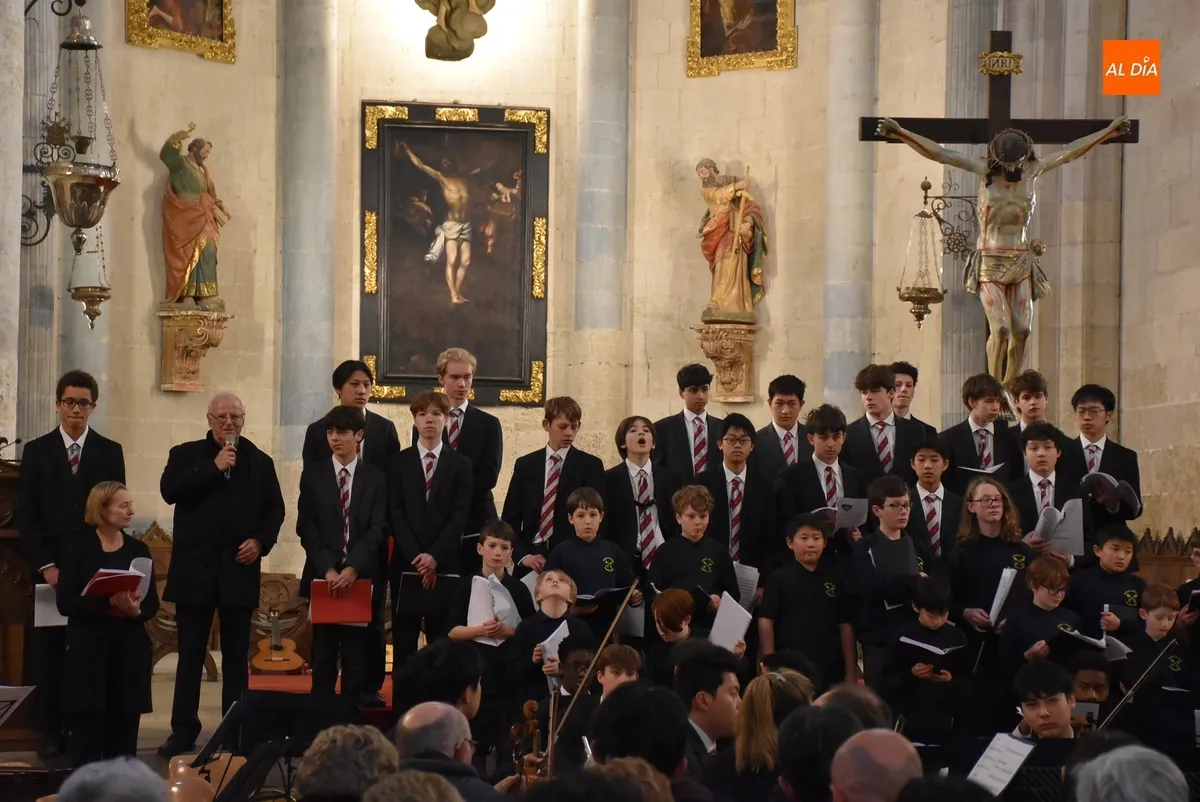 Foto 5 - Los ni&ntilde;os y j&oacute;venes del Coro y Orquesta del Radley College ingl&eacute;s encandilan en la Catedral mirobrigense