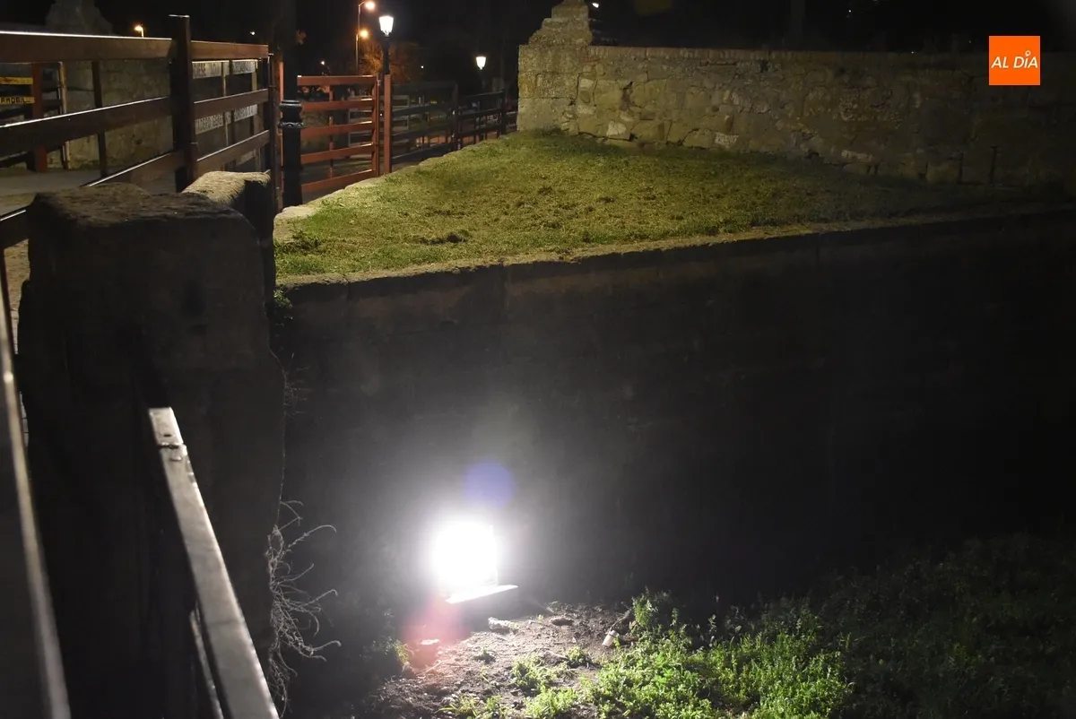 Foto 3 - El tramo entre las Puertas de Amayuelas y de La Colada empieza a lucir su nueva iluminaci&oacute;n art&iacute;stica