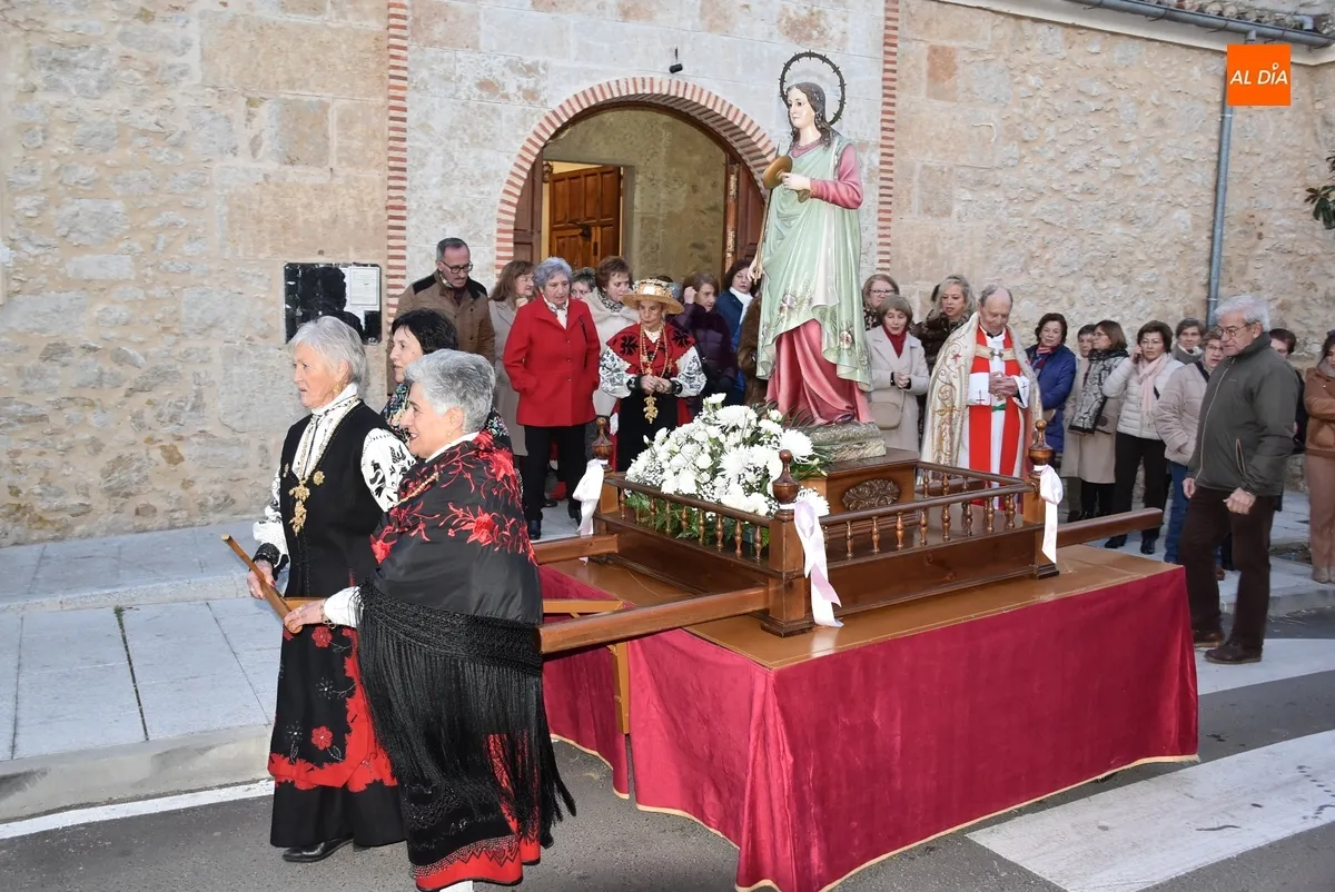Foto 4 - Santa &Aacute;gueda procesiona por el Arrabal del Puente con vivas a las mujeres por parte de sus vecinos
