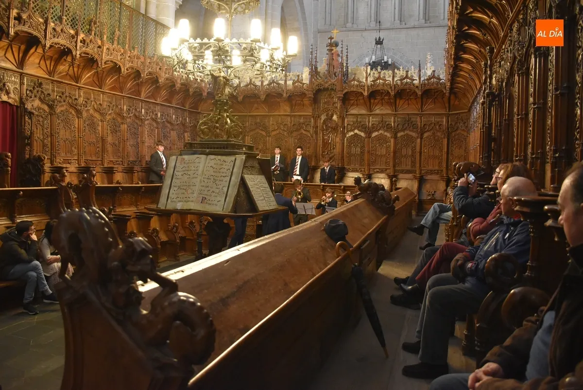 Foto 6 - Los ni&ntilde;os y j&oacute;venes del Coro y Orquesta del Radley College ingl&eacute;s encandilan en la Catedral mirobrigense