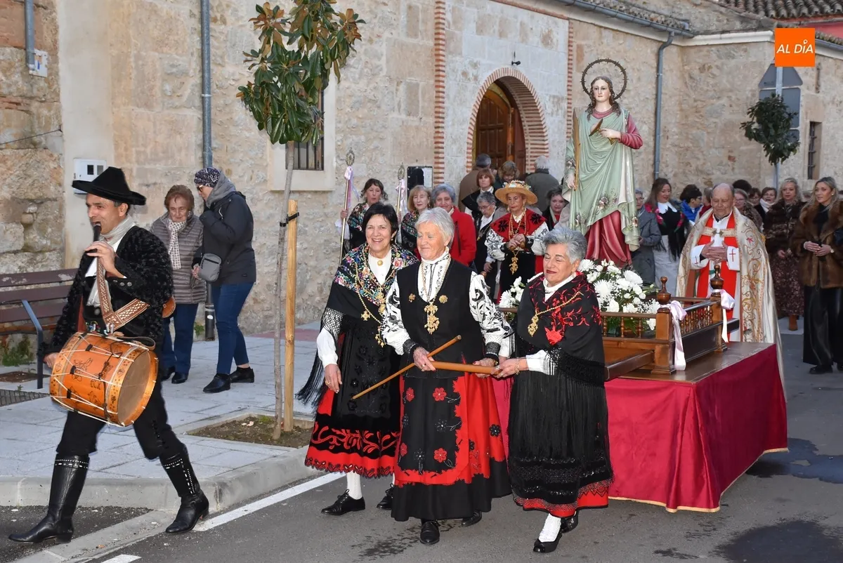 Foto 5 - Santa &Aacute;gueda procesiona por el Arrabal del Puente con vivas a las mujeres por parte de sus vecinos