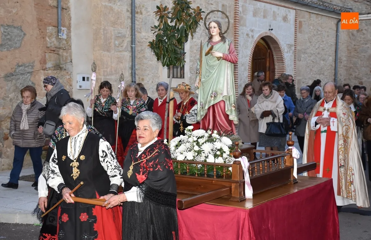 Foto 6 - Santa &Aacute;gueda procesiona por el Arrabal del Puente con vivas a las mujeres por parte de sus vecinos