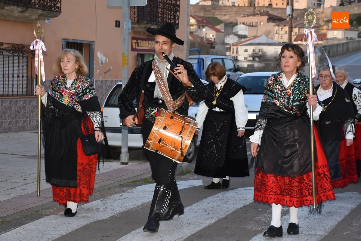 Foto 10 - Santa &Aacute;gueda procesiona por el Arrabal del Puente con vivas a las mujeres por parte de sus vecinos
