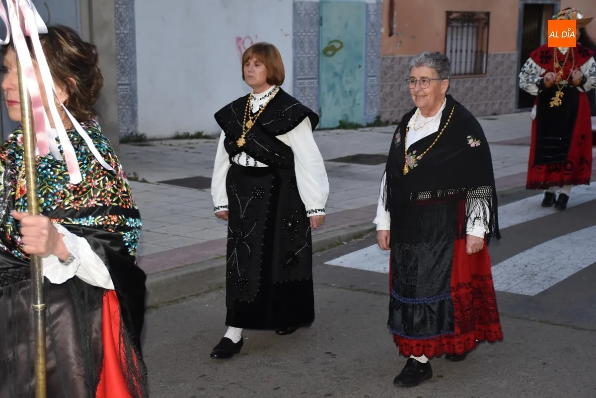 Foto 11 - Santa &Aacute;gueda procesiona por el Arrabal del Puente con vivas a las mujeres por parte de sus vecinos
