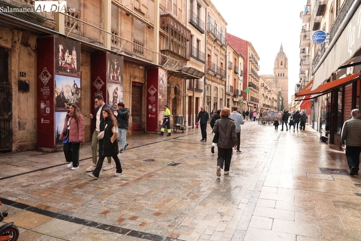 Ambiente este domingo en el centro de Salamanca. Fotos: David Sañudo