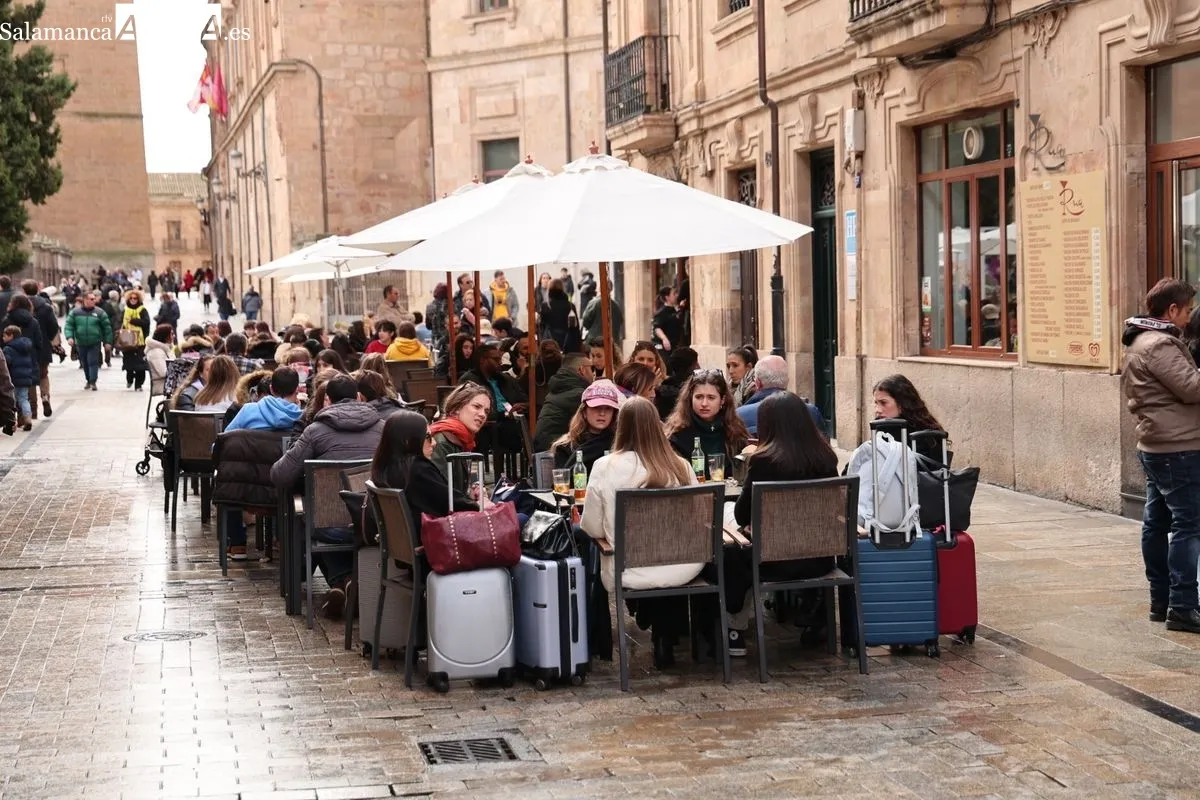 Ambiente este domingo en el centro de Salamanca. Fotos: David Sañudo