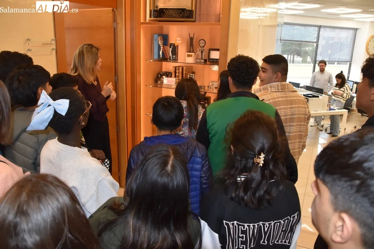 Foto 5 - Los alumnos del Aula de Compensatoria del IES Mateo Hern&aacute;ndez visitan la sede del peri&oacute;dico SALAMANCArtv AL D&Iacute;A