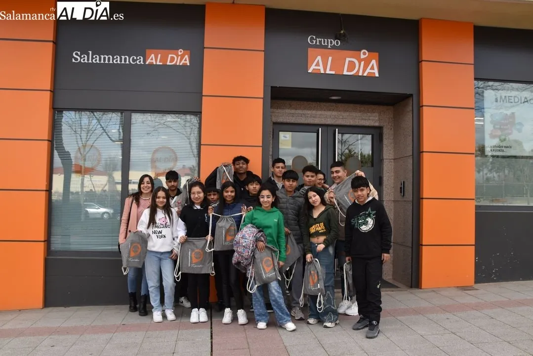 Foto 2 - Los alumnos del Aula de Compensatoria del IES Mateo Hern&aacute;ndez visitan la sede del peri&oacute;dico SALAMANCArtv AL D&Iacute;A