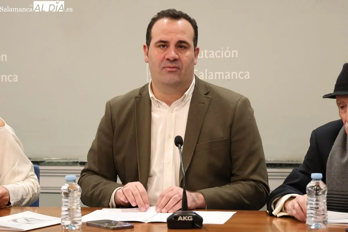 David Mingo, diputado de Cultura, en la presentación del número 72 de la revista de poesía 'Papeles del Martes'. Foto de David Sañudo