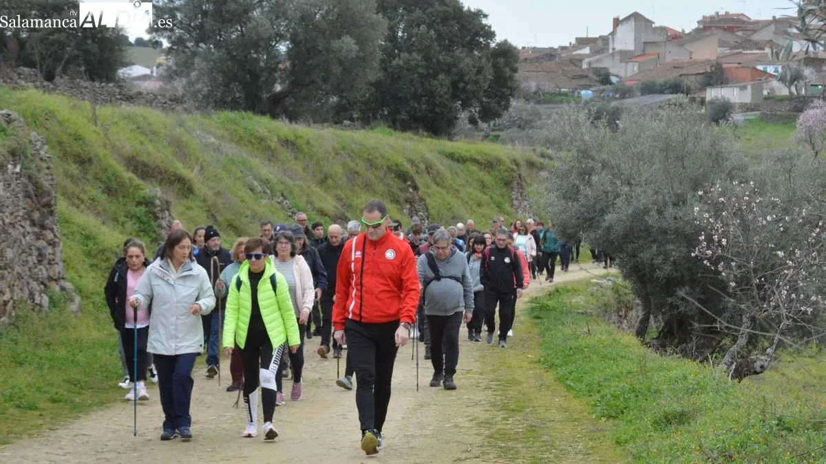 Foto 11 - La marcha 'Almendros en flor' congrega a m&aacute;s de 150 senderistas en La Fregeneda