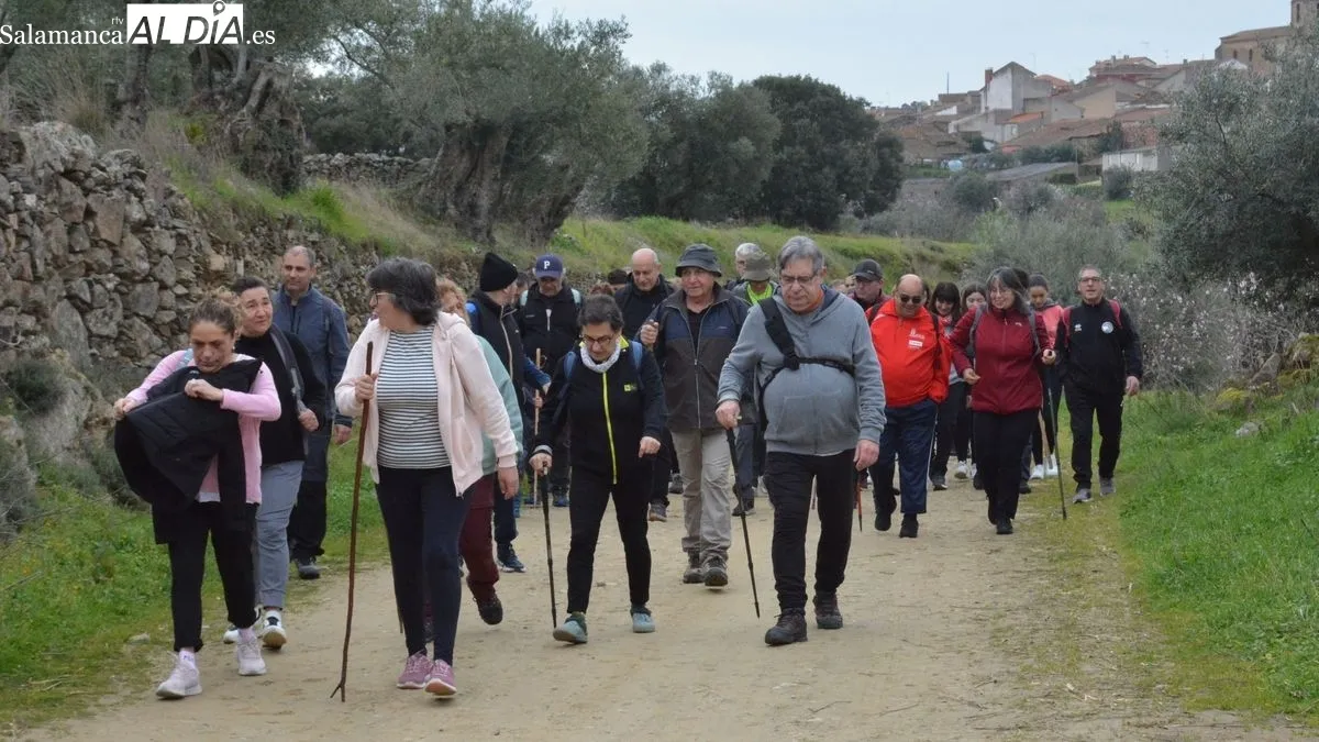 Foto 10 - La marcha 'Almendros en flor' congrega a m&aacute;s de 150 senderistas en La Fregeneda