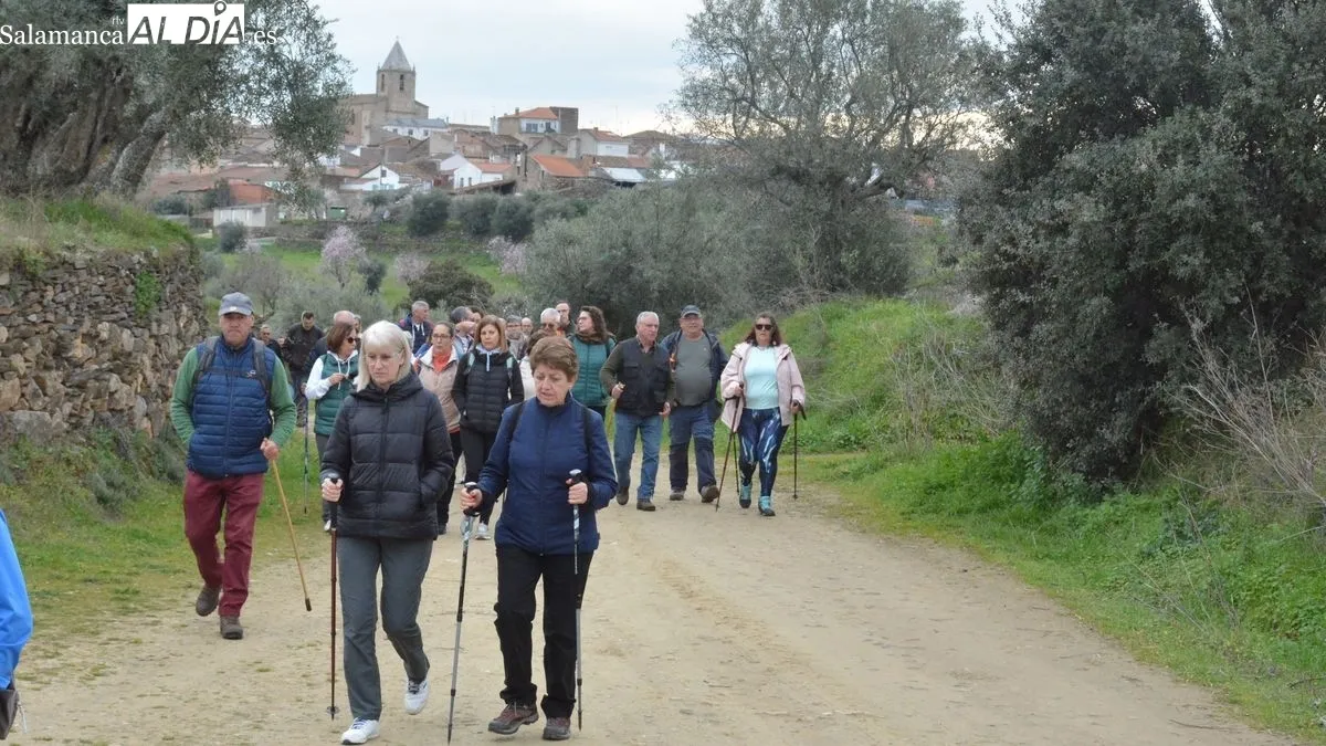 Foto 9 - La marcha 'Almendros en flor' congrega a m&aacute;s de 150 senderistas en La Fregeneda