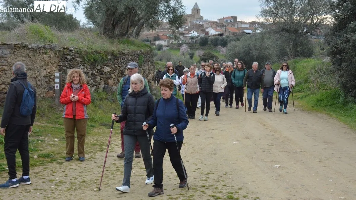 Foto 8 - La marcha 'Almendros en flor' congrega a m&aacute;s de 150 senderistas en La Fregeneda