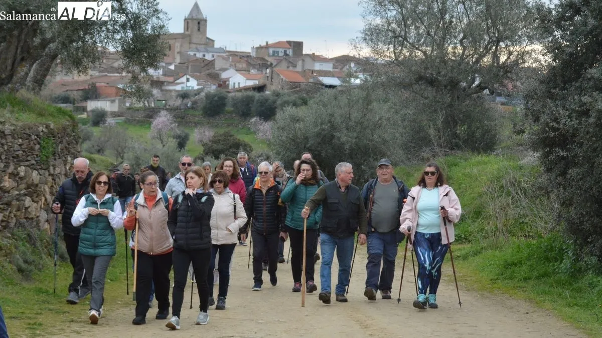 Foto 7 - La marcha 'Almendros en flor' congrega a m&aacute;s de 150 senderistas en La Fregeneda