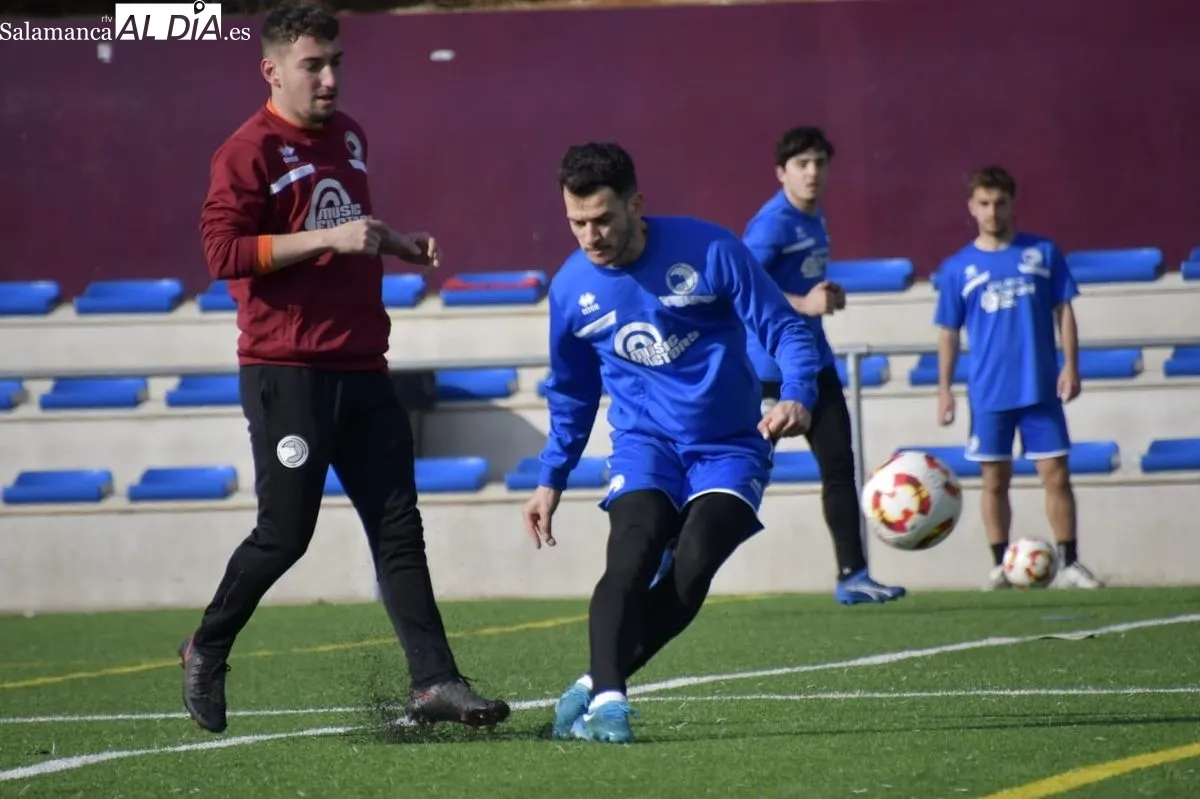 Entrenamiento de Unionistas de Salamanca en el campo anexo al Reina Sofía
