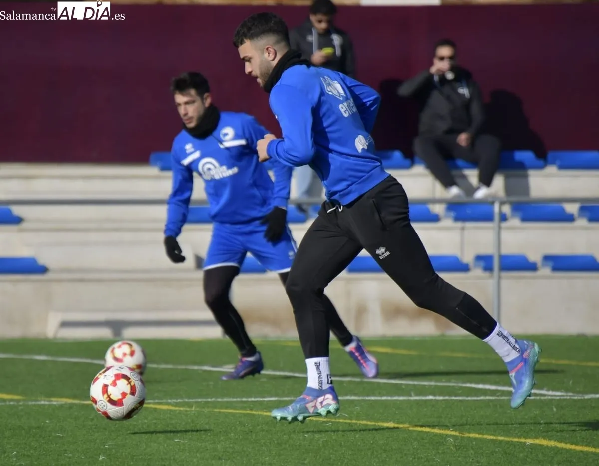 Entrenamiento de Unionistas de Salamanca en el campo anexo al Reina Sofía