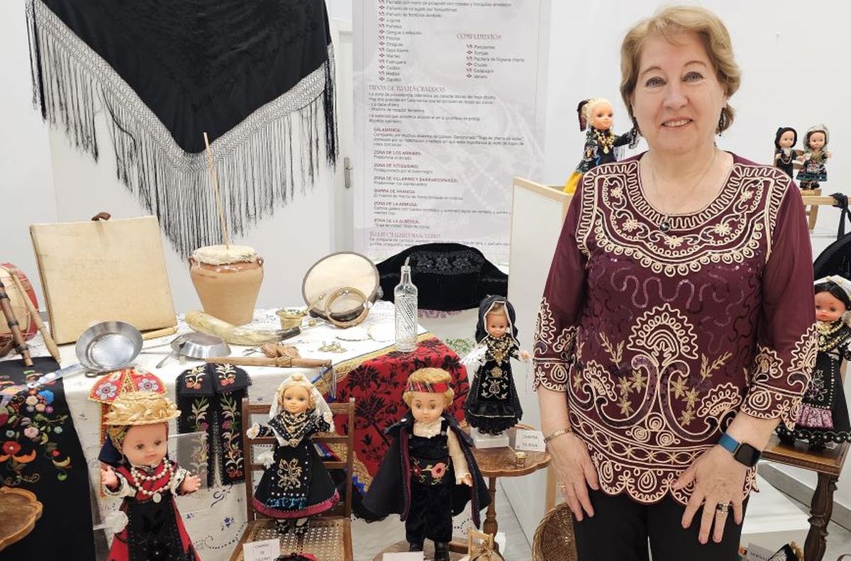 Exposición de muñecas ataviadas con trajes típicos de la provincia de Salamanca