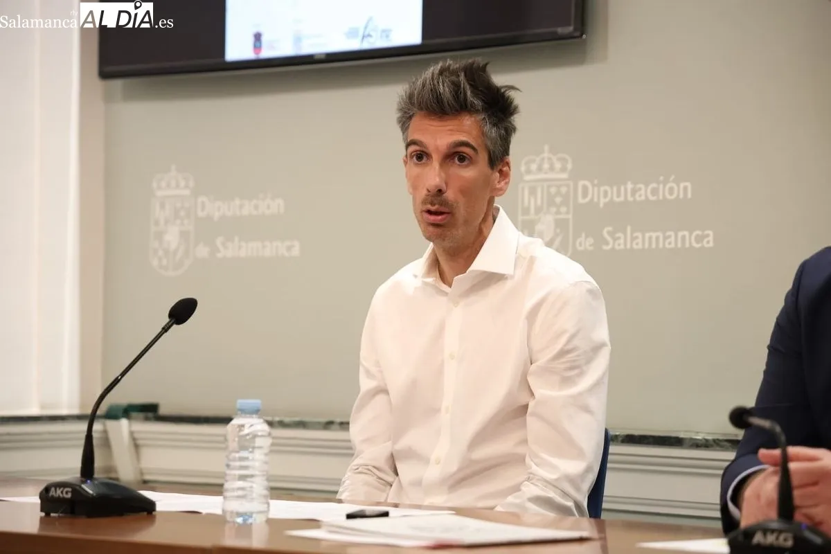 El alcalde de Parada de Rubiales, José María Cubillo, presenta el 25º Certamen Internacional de Cuentos Lenteja de Oro de La Armuña. Foto de David Sañudo