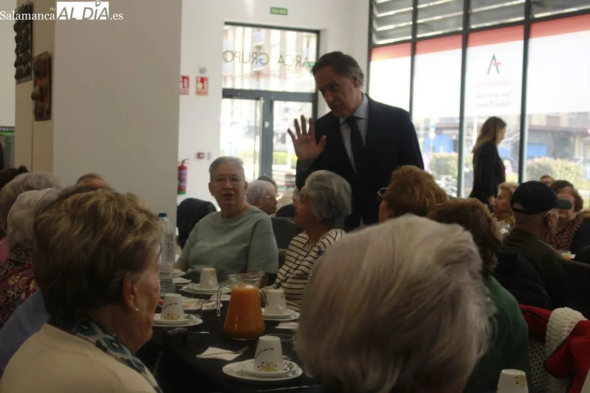 Encuentro del alcalde, Carlos García Carbayo, en el Centro de Convivencia Victoria Adrados, con personas usuarias del servicio de ayuda a domicilio. Foto de Ángel Puma
