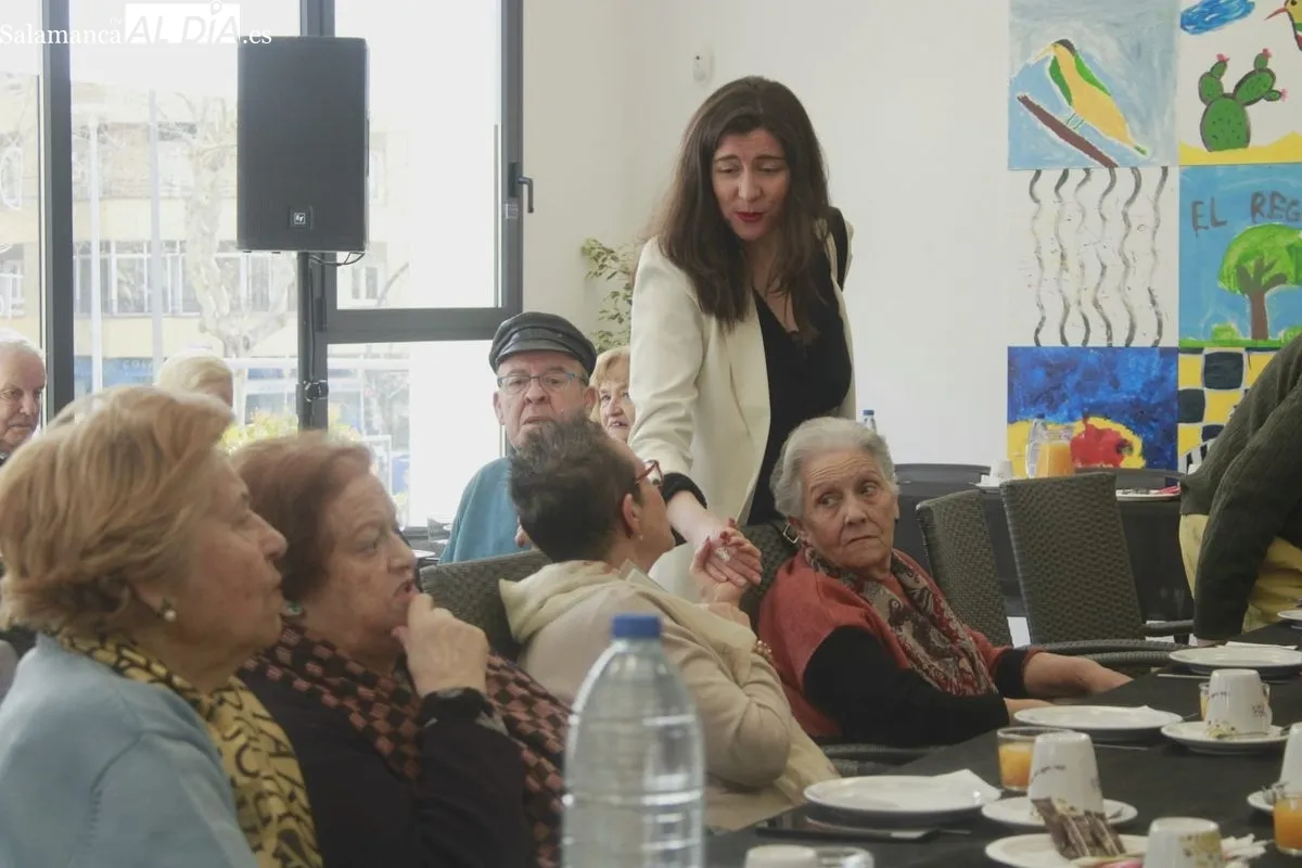 Miryam Rodríguez López, concejal de Familia e igualdad de oportunidades, en el Centro de Convivencia Victoria Adrados, con personas usuarias del servicio de ayuda a domicilio. Foto de Ángel Puma