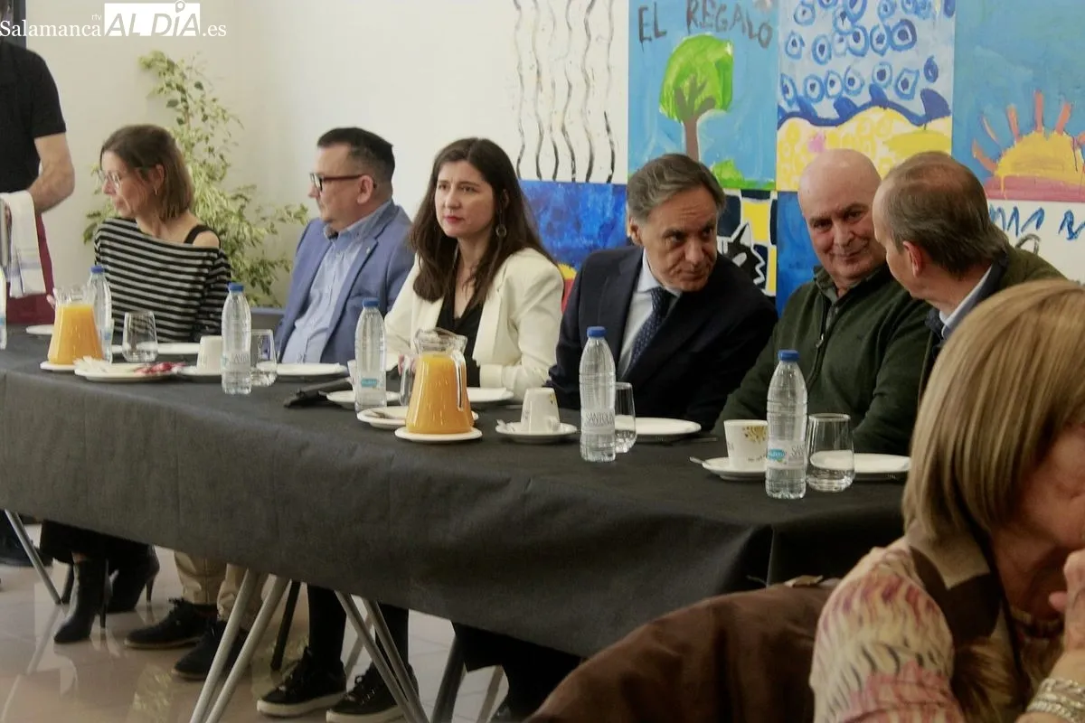 Encuentro del alcalde, Carlos García Carbayo, en el Centro de Convivencia Victoria Adrados, con personas usuarias del servicio de ayuda a domicilio. Foto de Ángel Puma