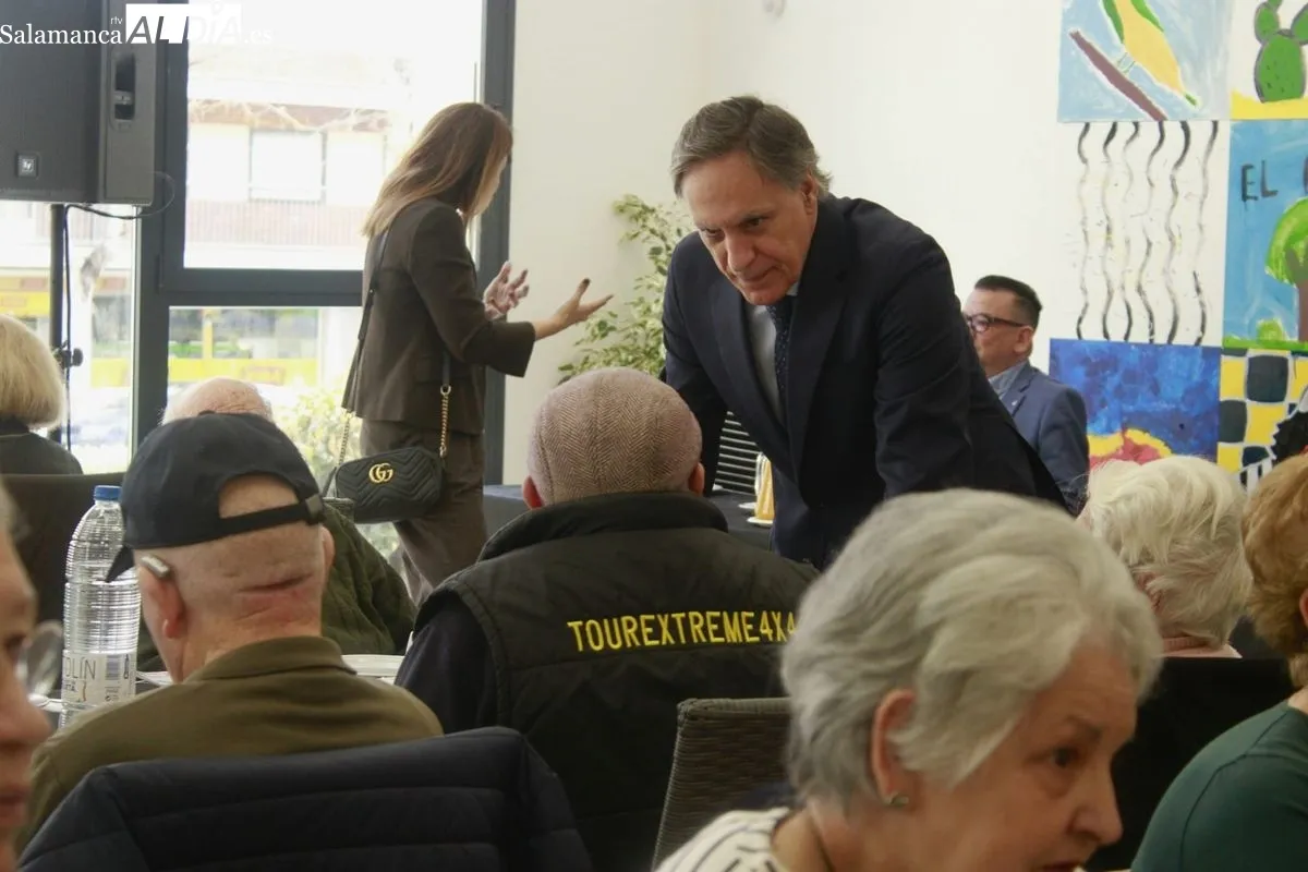 Encuentro del alcalde, Carlos García Carbayo, en el Centro de Convivencia Victoria Adrados, con personas usuarias del servicio de ayuda a domicilio. Foto de Ángel Puma