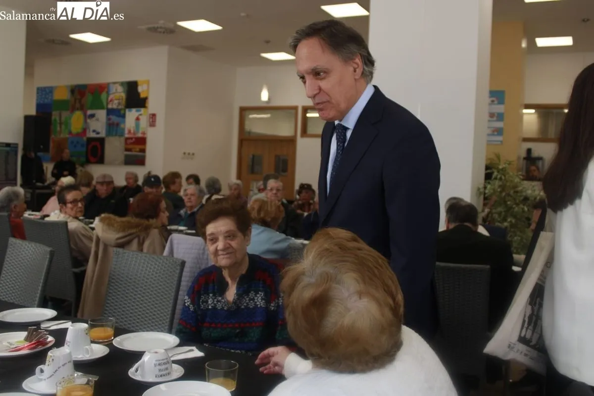 Encuentro del alcalde, Carlos García Carbayo, en el Centro de Convivencia Victoria Adrados, con personas usuarias del servicio de ayuda a domicilio. Foto de Ángel Puma