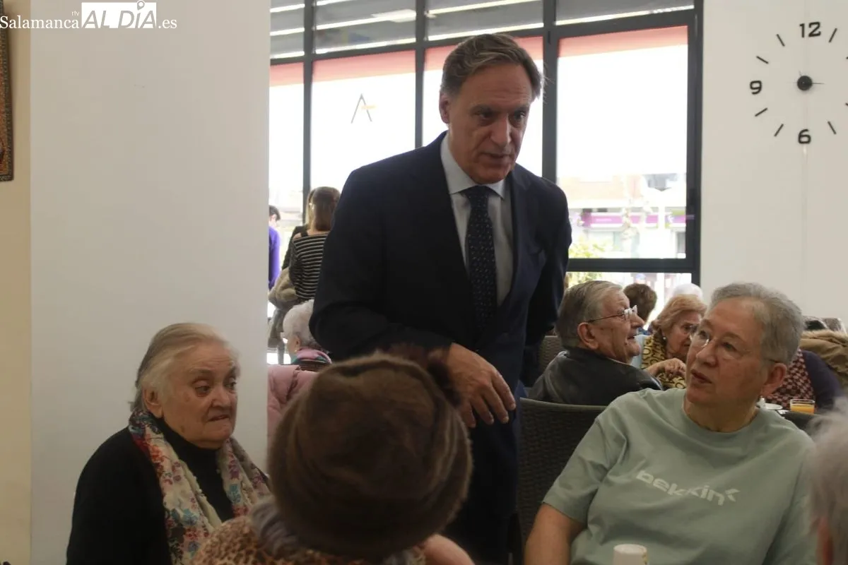 Encuentro del alcalde, Carlos García Carbayo, en el Centro de Convivencia Victoria Adrados, con personas usuarias del servicio de ayuda a domicilio. Foto de Ángel Puma