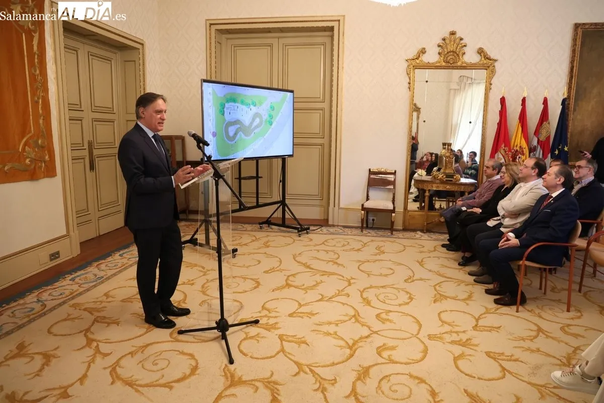 Presentación en el Ayuntamiento de la nueva plaza de 7.500 metros cuadrados en el barrio de Vistahermosa. Foto de David Sañudo
