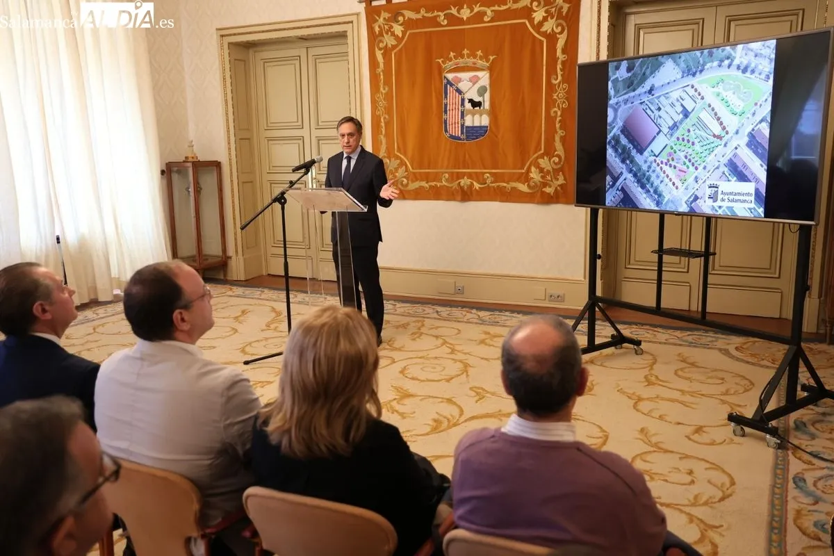 Presentación en el Ayuntamiento de la nueva plaza de 7.500 metros cuadrados en el barrio de Vistahermosa. Foto de David Sañudo