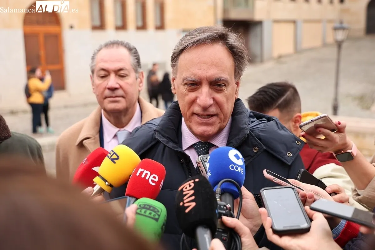 Presentación del nuevo crucero que recrea el anterior en la plaza de Carvajal. Foto de David Sañudo