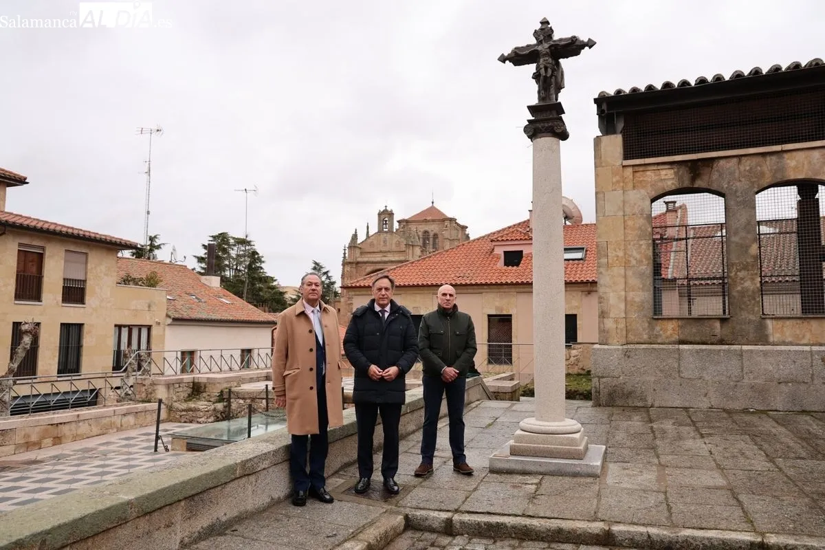 Presentación del nuevo crucero que recrea el anterior en la plaza de Carvajal. Foto de David Sañudo