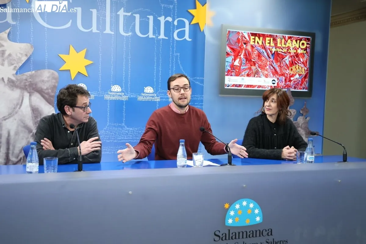 El concejal de Cultura, Ángel Fernández, y Jaime Santos y Ana Luz de Andrés, de la compañía La Chana Teatro, presentan el estreno absoluto de la obra ‘En el llano’. Foto de David Sañudo