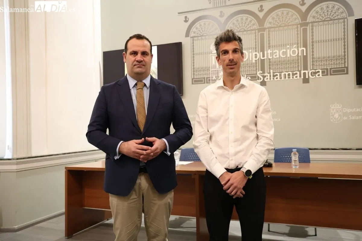 El diputado de Cultura, David Mingo, y el alcalde de Parada de Rubiales, José María Cubillo, presentan el 25º Certamen Internacional de Cuentos Lenteja de Oro de La Armuña. Foto de David Sañudo