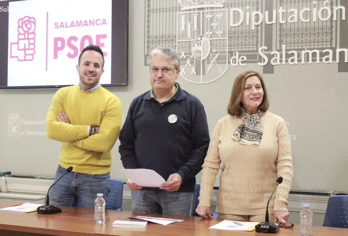 Carmen Ávila, alcaldesa de Peñaranda y diputada provincial por el PSOE, a la derecha, junto a Fernando Rubio y Carlos Chanca, también representantes de su partido en la Diputación. Foto de Ángel Puma