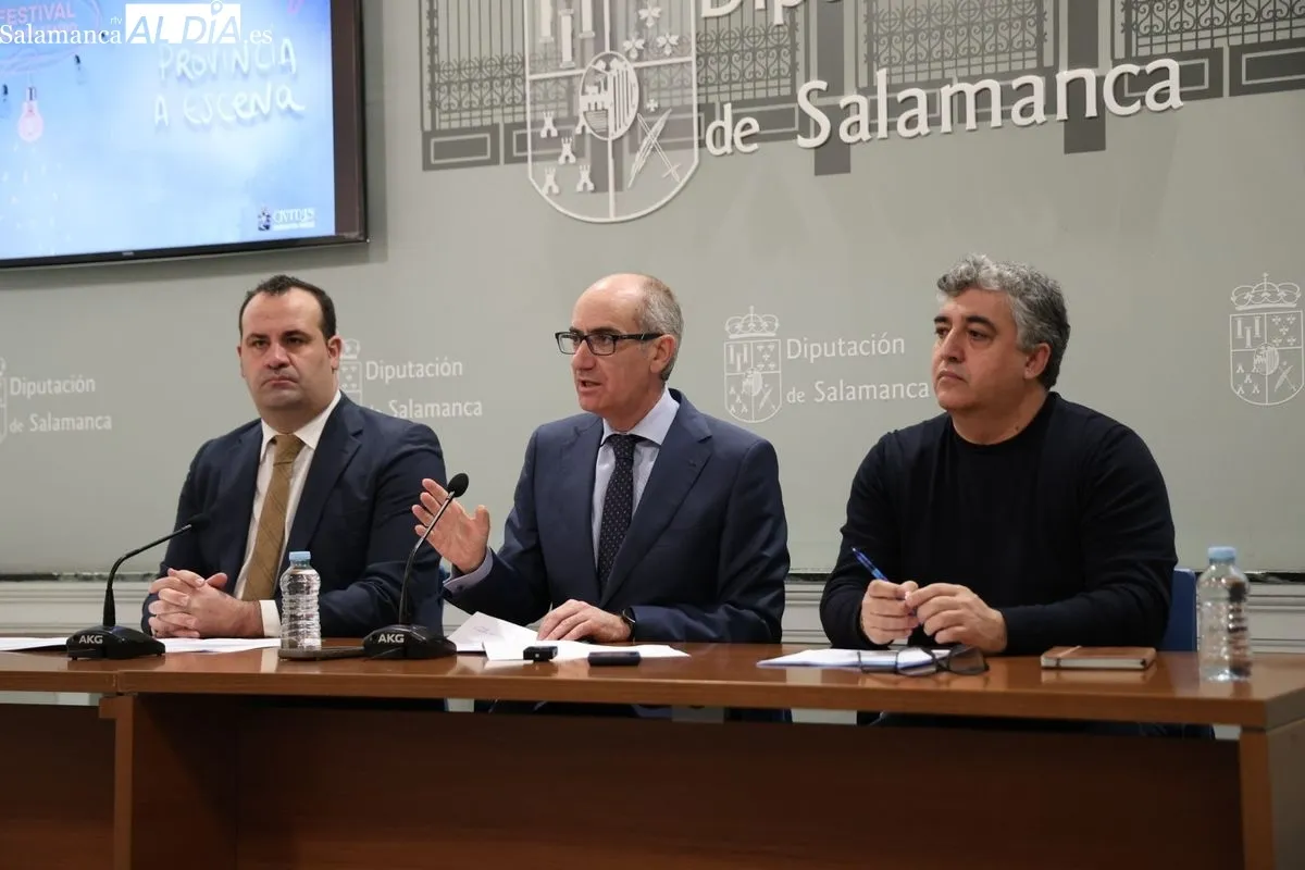 El presidente de la Diputación, Javier Iglesias, entre David Mingo, diputado de Cultura, y Manuel González, coordinador de Provincia a Escena. Foto de David Sañudo
