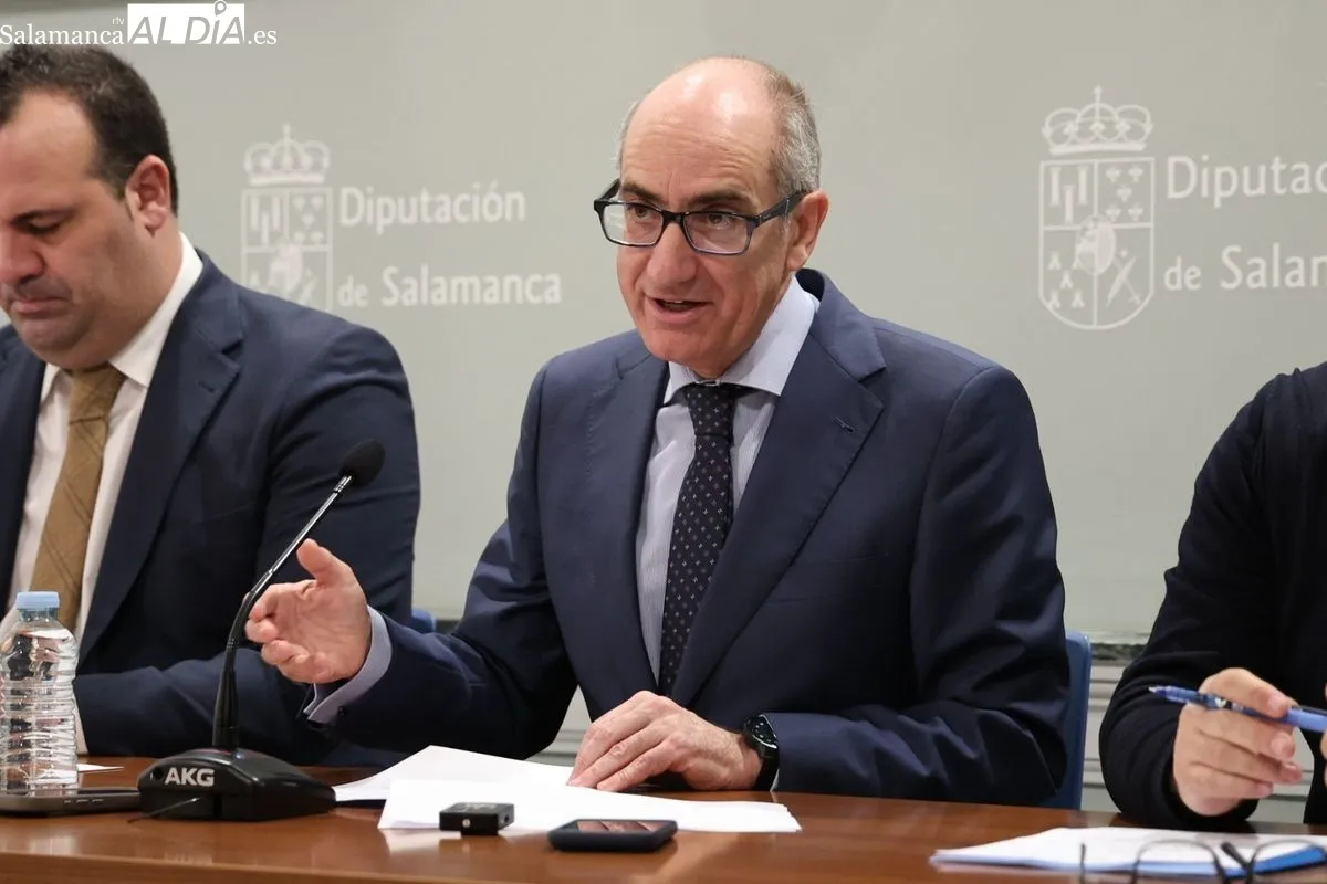 El presidente de la Diputación, Javier Iglesias, presenta Provincia a Escena. Foto de David Sañudo