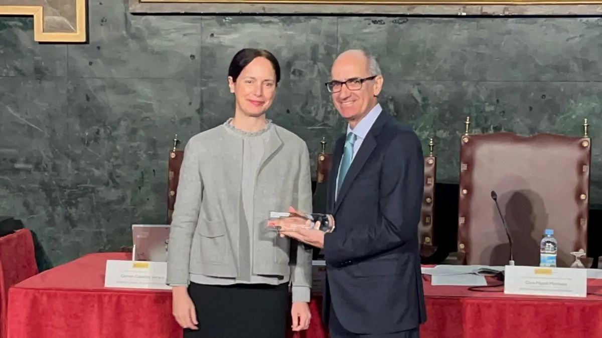 El presidente de la Diputación, Javier Iglesias, recibió el Premio de manos de la secretaria de estado de Función Pública, Clara Mapelli