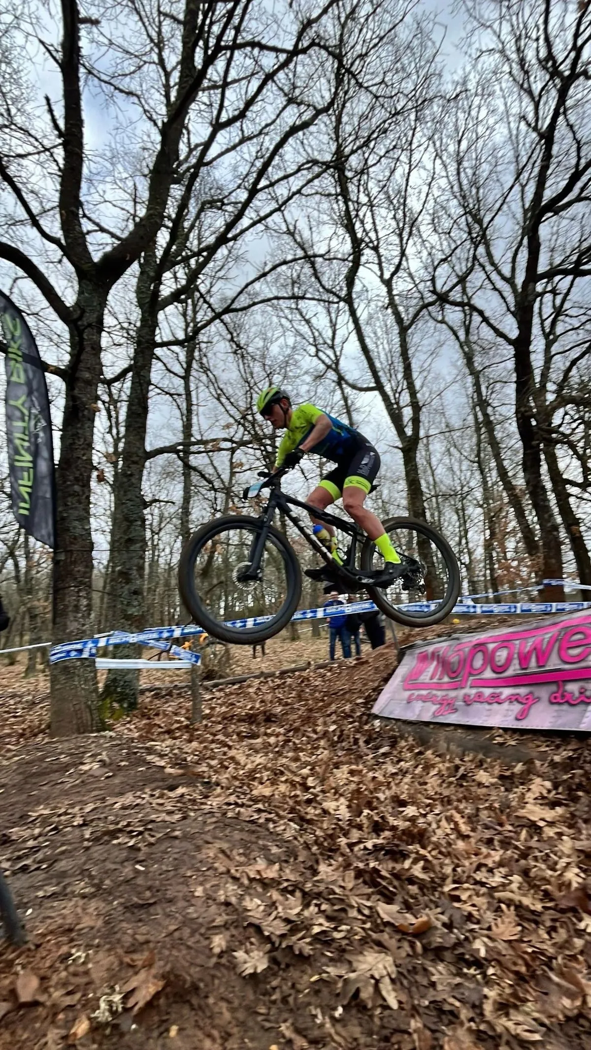 Ciclista del HyD - Ciudad de Salamanca en el Campeonato de Castilla y León de XCO 2025