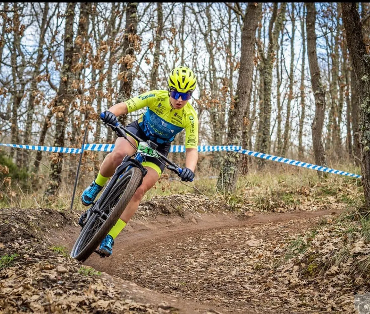 Ciclista del HyD - Ciudad de Salamanca en el Campeonato de Castilla y León de XCO 2025