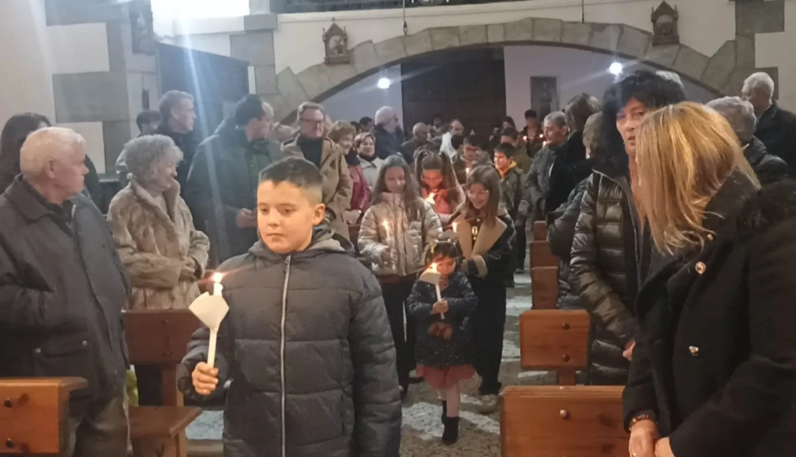 Foto 4 - San Andr&eacute;s celebra las Candelas con suelta incluida de palomas dentro del templo
