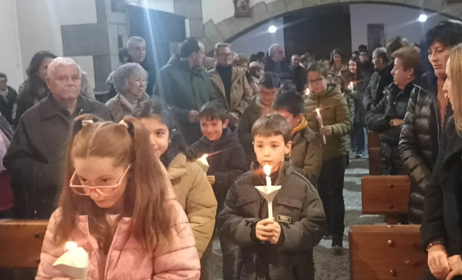Foto 7 - San Andr&eacute;s celebra las Candelas con suelta incluida de palomas dentro del templo