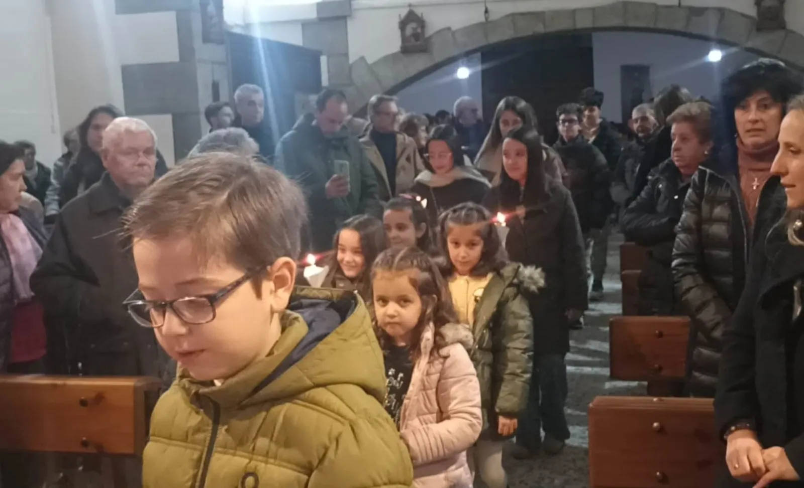 Foto 8 - San Andr&eacute;s celebra las Candelas con suelta incluida de palomas dentro del templo