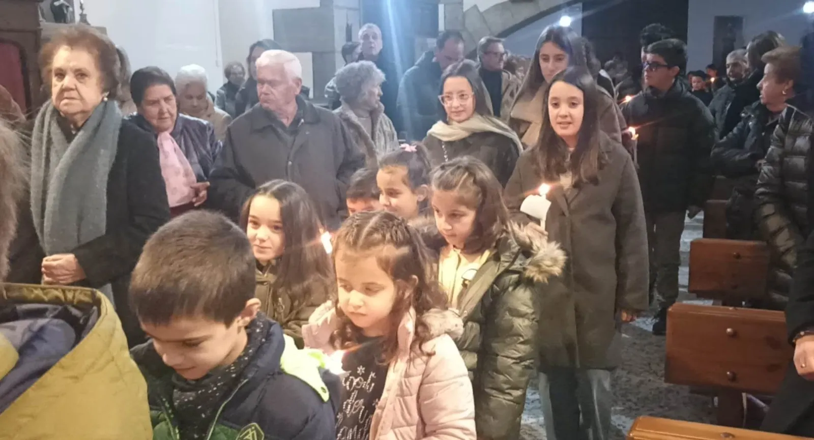 Foto 9 - San Andr&eacute;s celebra las Candelas con suelta incluida de palomas dentro del templo