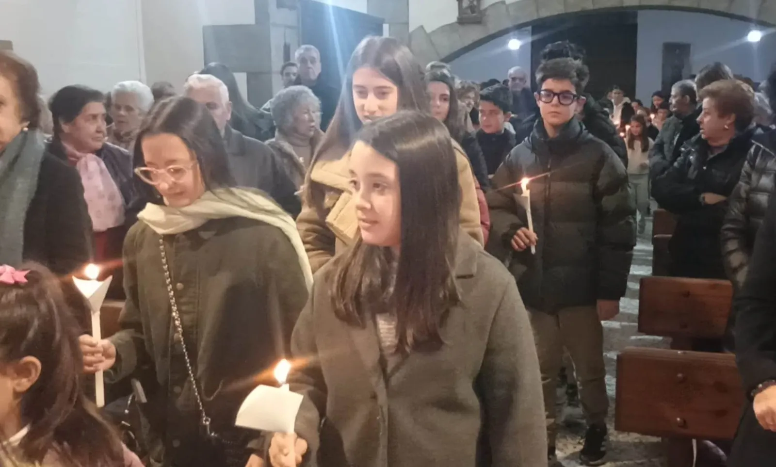Foto 10 - San Andr&eacute;s celebra las Candelas con suelta incluida de palomas dentro del templo