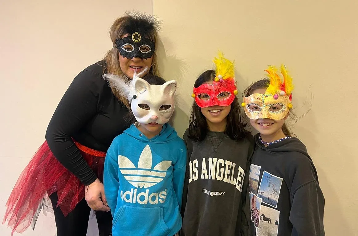 Foto 2 - &Eacute;xito de participaci&oacute;n en el taller de creaci&oacute;n de m&aacute;scaras para Carnaval